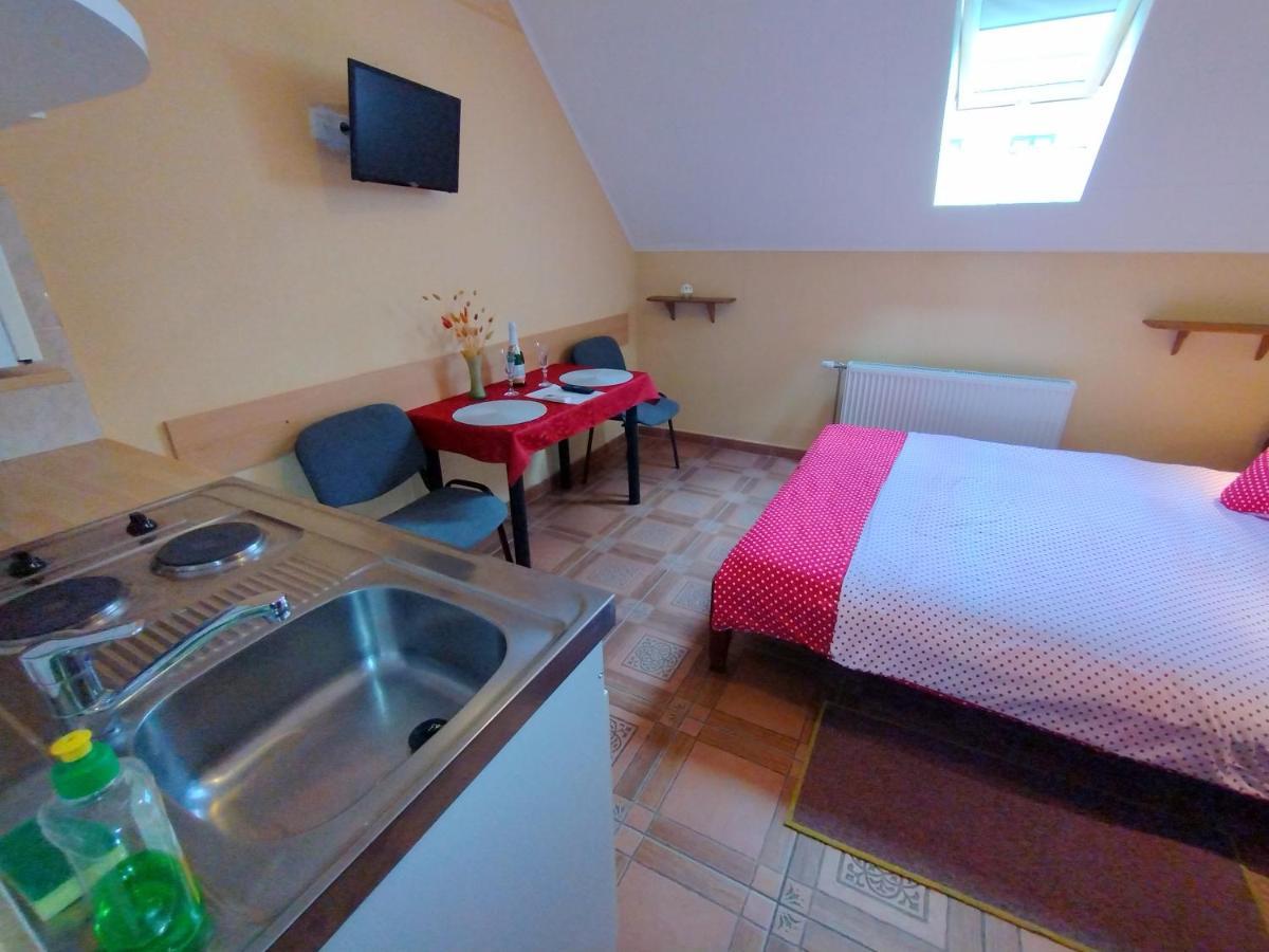 Burg Apartman Дьюла Екстер'єр фото