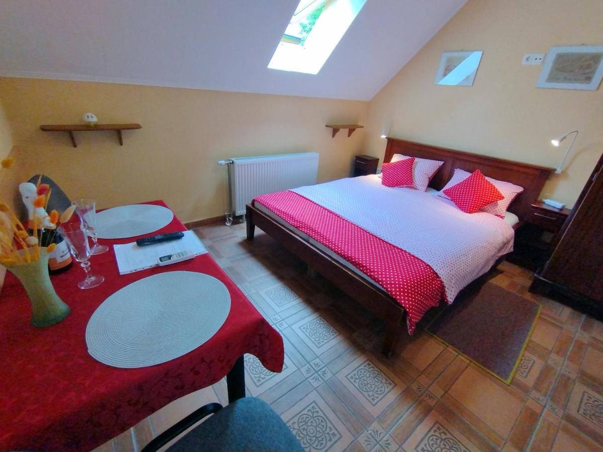 Burg Apartman Дьюла Екстер'єр фото